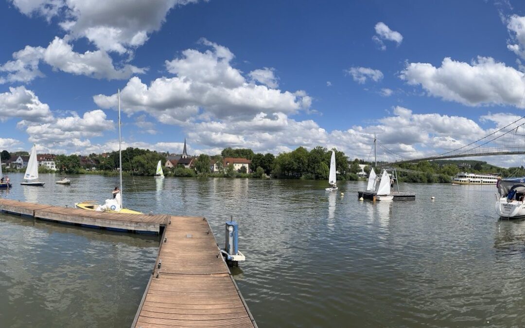 Segeltraining im Sommer am Main